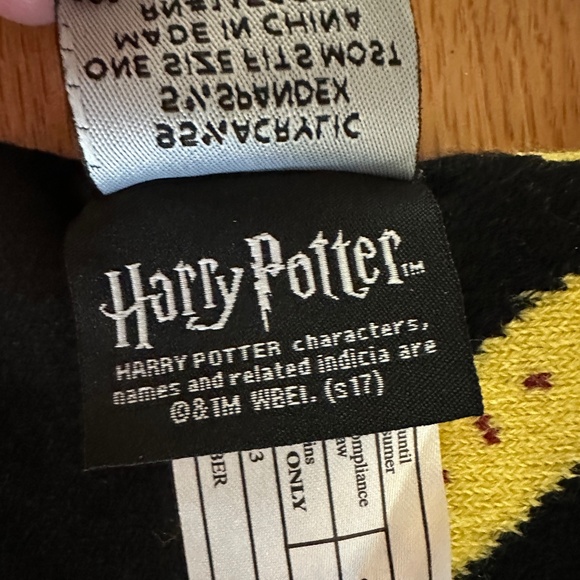 Harry Potter Hogwarts Crest Knit Scarf with Tassels - Picture 2 of 12